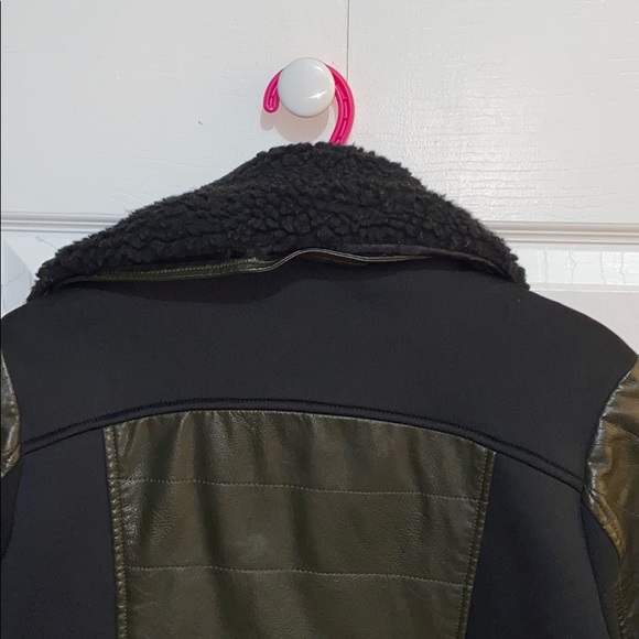 GUESS - Picture 10 of 13